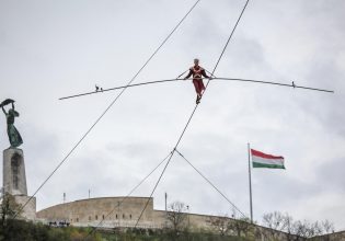 Ουγγαρία: Ακροβάτης 63 ετών διέσχισε τον Δούναβη πάνω σε τεντωμένο σχοινί