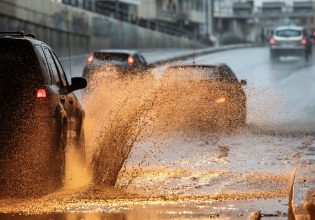 Καιρός: Κακοκαιρία «χτυπάει» την Αττική – Καταιγίδα στα βόρεια προάστια