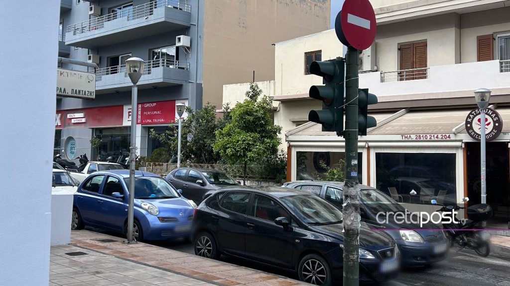 Στερέωσαν φανάρι με tie wrap στην Κρήτη – Πλέον είναι στραμμένο στο πεζοδρόμιο