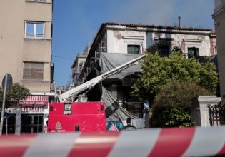Φωτιά σε κτίριο στην Αιόλου: Κίνδυνος κατάρρευσης – Προληπτικές εκκενώσεις κτιρίων