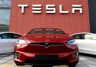 Tesla: Πώς οι προσωπικές στιγμές των οδηγών γίνονταν περίγελος στην εταιρεία