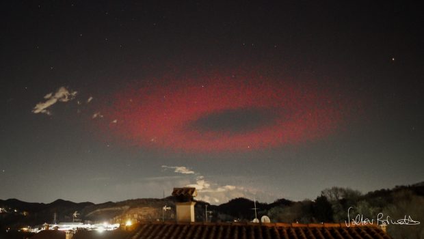 Cos’è questo grande anello di luce sull’Italia?