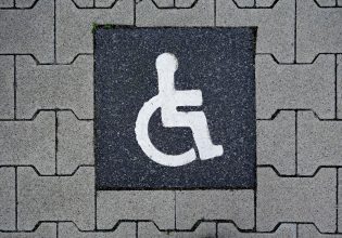 Επιδόματα αναπηρίας: Κατατίθεται στη Βουλή η τροπολογία για την αύξηση 8%