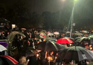 Χιλιάδες Έλληνες στη Μελβούρνη έψαλλαν το «Χριστός Ανέστη» μέσα στη βροχή