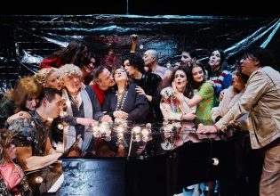 Η Λένα Κιτσοπούλου «σφάζει» όλο το ελληνικό θέατρο… «Μια νύχτα στην Επίδαυρο»