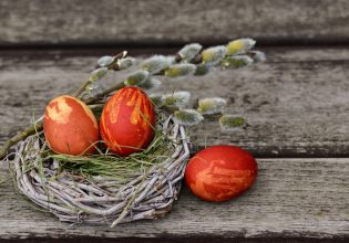 ΕΟΔΥ: Οδηγίες για το πασχαλινό τραπέζι – Τι πρέπει να προσέξετε με τα βαμμένα αυγά