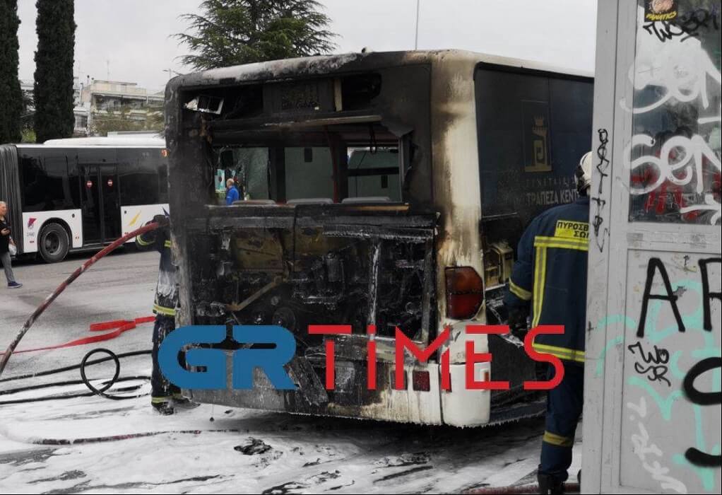 Κάηκε ολοσχερώς αστικό λεωφορείο στη Θεσσαλονίκη - Δείτε φωτογραφίες και βίντεο