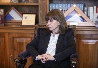 Κατερίνα Σακελλαροπούλου: Η 21η Απριλίου «υπενθυμίζει το χρέος μας να επαγρυπνούμε και να διαφυλάσσουμε τη δημοκρατία»