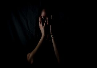 Σεξουαλική κακοποίηση στη Ναύπακτο: 21χρονος κατηγορείται ότι άρπαξε ανήλικη και τη βίαζε για βδομάδες