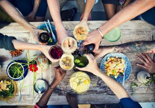 Πασχαλινό τραπέζι: Το μυστικό για να κάνεις οικονομία σε ποτά και αναψυκτικά