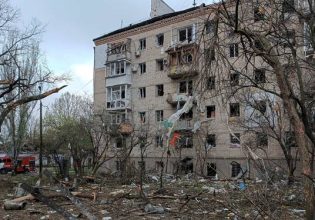 Πόλεμος στην Ουκρανία: Δύο νεκροί στο Ντνίπρο, στις φλόγες πολυκατοικία στην Ούμαν, εκρήξεις στο Κίεβο και αλλού