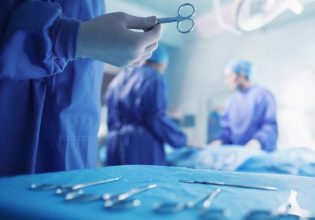Πλαστικός χειρουργός κατηγορείται για φόνο 36χρονης που πήγε για αυξητική στήθους και πέθανε από καρδιακή προσβολή