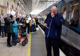 Ένας μηχανοδηγός τρένου στη Βρετανία ξέσπασε σε κλάματα μπροστά δεκάδες ανθρώπους – Διαβάστε τον λόγο