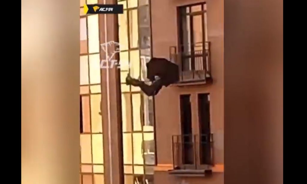 Άντρας πήρε μια ομπρέλα και έπεσε από τον όγδοο όροφο πολυκατοικίας στη Ρωσία – Πέθανε στο ασθενοφόρο