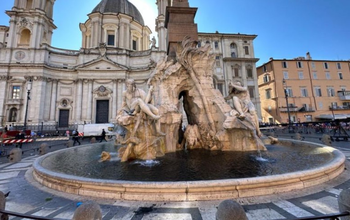 «Το μέλλον είναι τόσο μαύρο όσο αυτό το νερό» - Ακτιβιστές έριξαν μαύρο υγρό σε γνωστό σιντριβάνι της Ρώμης