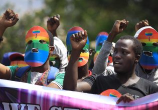 Ουγκάντα: Ο πρόεδρος ενέκρινε το μεσαιωνικό νομοσχέδιο κατά των ΛΟΑΤΚΙ+