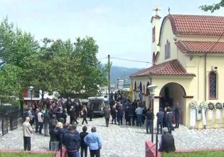 Σπαραγμός στην κηδεία του βρέφους στην Άρτα – Γλυκά και μπομπονιέρες έξω από την εκκλησία