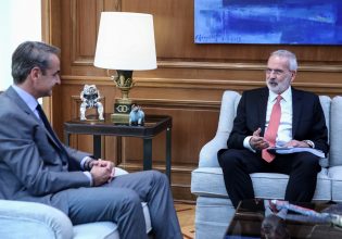 Υπηρεσιακός πρωθυπουργός ο Ιωάννης Σαρμάς – Τι περιέχει ο μπλε φάκελος που παρέλαβε από τον Μητσοτάκη