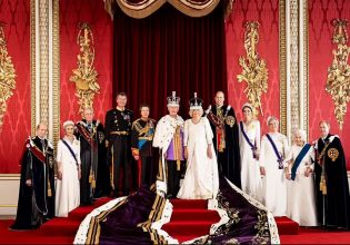 Βασιλιάς Κάρολος: Τι δείχνει το πρώτο επίσημο πορτρέτο της νέας βασιλικής οικογένειας