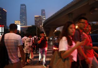 Οι Millennials στην Κίνα «σφίγγουν το ζωνάρι»
