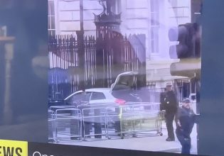 Συναγερμός στο Λονδίνο: Αυτοκίνητο έπεσε στην πύλη της Ντάουνινγκ Στριτ