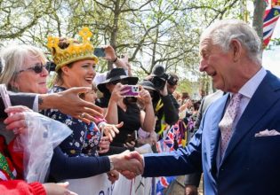 Βασιλιάς Κάρολος και πρίγκιπας Ουίλιαμ χαιρέτησαν τον κόσμο που περιμένει για τη στέψη