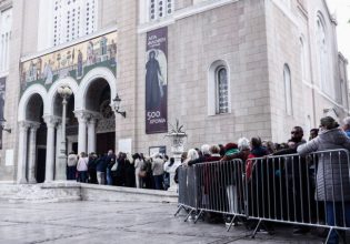 Ουρά 2.000 πιστών για να προσκυνήσουν το «Άξιον Εστί»