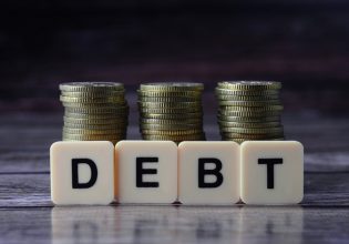 Ιδιωτικό χρέος: Αυξήθηκαν οι οφειλές σε Εφορία και Ταμεία την τελευταία τριετία [πίνακες]