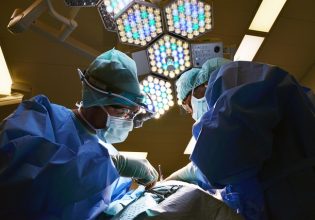 «Είναι θέμα εκδίκησης» – Τι λέει ο καρδιοχειρουργός που καταγγέλλεται για τους θανάτους 15 παιδιών