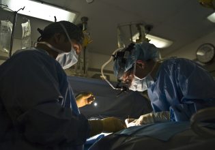 Χειρουργός απολύθηκε αφού ζήτησε τη βοήθεια της καθαρίστριας του νοσοκομείου εν ώρα επέμβασης