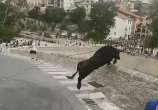 Βίντεο σοκ με ταύρο: Έπεσε από ύψος 15 μέτρων και το πλήθος άρχισε να ουρλίαζει