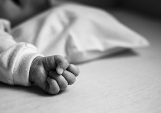 Νεκρό βρέφος στην Άρτα: Η πρώτη συνάντηση του ζευγαριού που έχασε το παιδί του