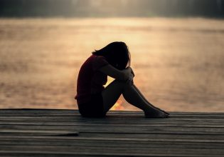 Τύρναβος: Αρνούνται τις κατηγορίες για τον ομαδικό βιασμό της 22χρονης οι ανήλικοι συλληφθέντες – Τι ισχυρίστηκαν στον εισαγγελέα