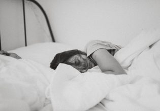 Ύπνος: Αν δεν κοιμάστε σωστά αυξάνετε τον κίνδυνο για έμφραγμα ή εγκεφαλικό