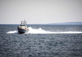 Επιχείρηση του Λιμενικού στη Μύκονο, μετά την ανατροπή σκάφους με μετανάστες