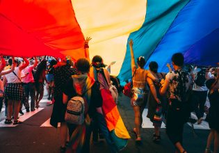 Ομοφοβία στη Ρωσία: Δικαστήριο επέβαλε πρόστιμο στην Google για «προπαγάνδα υπέρ της ΛΟΑΤΚΙ+ κοινότητας»