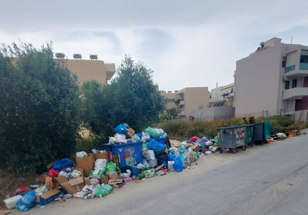 Ηράκλειο Κρήτης: Αποπνικτική ατμόσφαιρα στην πόλη από τα σκουπίδια