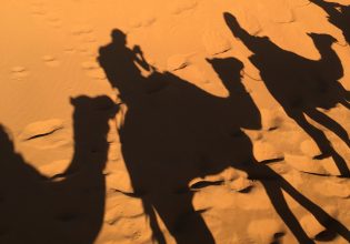 Γυναίκες στην Υεμένη: Οι έγκυες ταξιδεύουν επτά ώρες πάνω σε καμήλες για να γεννήσουν