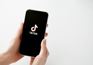 TikTok: Εταιρεία δίνει 100 δολάρια την ώρα για… σκρολάρετε