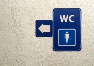 Δεν πάει με τίποτα το μυαλό σας – Τι σημαίνει το WC που βλέπουμε στην πόρτα της τουαλέτας