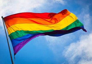 Θεραπείες φυλομετάβασης: Υπέρ της απαγόρευσης σε ανηλίκους ψήφισαν οι βουλευτές στο Τέξας