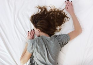 TikTok: Αυτή είναι η χειρότερη στάση να κοιμάται κανείς – Το βίντεο που έγινε viral