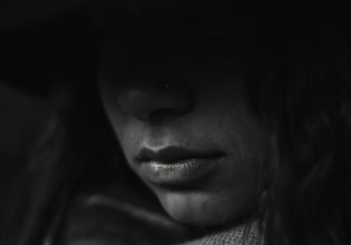 Ενδοοικογενειακή βία: Δικογραφία εις βάρος 48χρονης μητέρας από τη Ρόδο