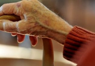 Τρίκαλα: 86χρονη περιμένει εδώ και δύο ημέρες το ασθενοφόρο με το εξιτήριο στο χέρι