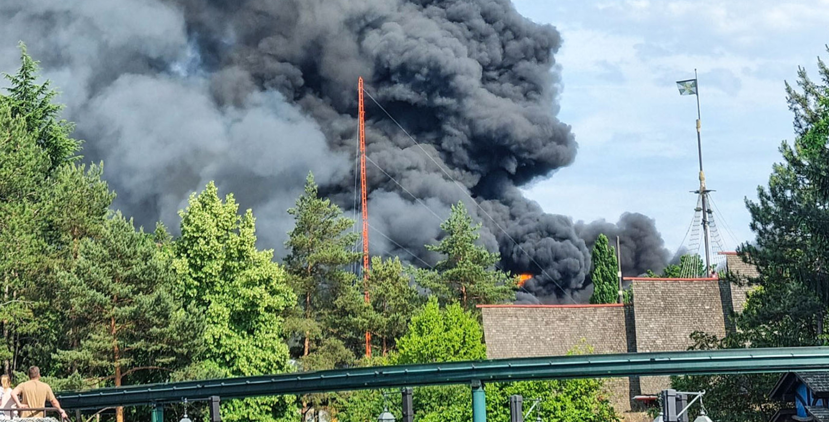 Γερμανία: Τεράστια φωτιά σε θεματικό πάρκο – 25.000 επισκέπτες απομακρύνθηκαν από την περιοχή