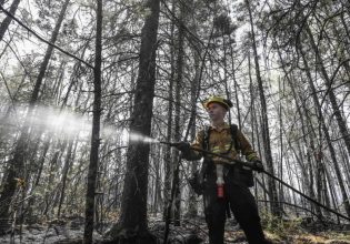Η βροχή βοήθησε να τεθούν υπό έλεγχο οι πυρκαγιές στα ανατολικά του Καναδά – Σε κρίσιμη κατάσταση το Κεμπέκ