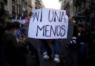 Γυναικοκτονίες στην Αργεντινή: Ηχηρή διαδήλωση στο Μπουένος Άιρες κατά της έμφυλης βίας