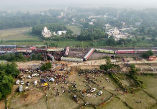 Σύγκρουση τρένων στην Ινδία: Φόβοι ότι θα αυξηθεί ο αριθμός των νεκρών – Λιγοστεύουν οι ελπίδες για επιζώντες
