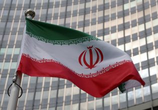 Ιράν: Αποκαλύπτει τον πρώτο υπερηχητικό πύραυλο