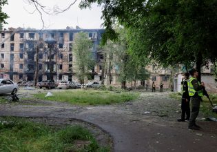 Πόλεμος στην Ουκρανία: Έξι νεκροί από ρωσικό πλήγμα σε πολυκατοικία